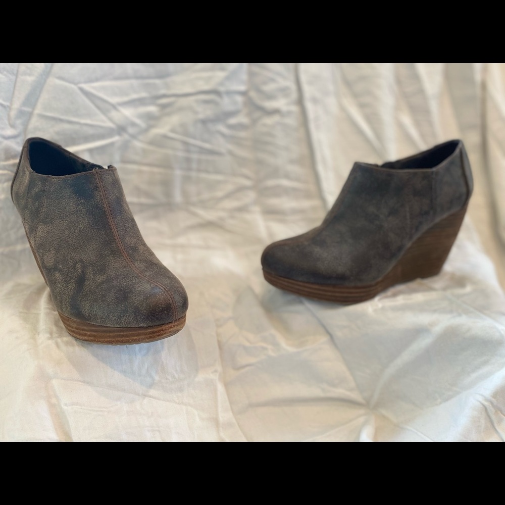 Dr. Schools wedged bootie. Grey-tan color size 7.5